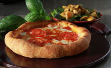 Pizza mit Mozzarella und Tomate