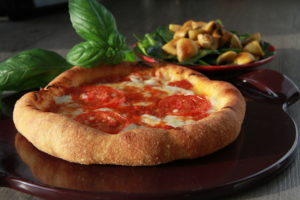 Pizza mit Mozzarella und Tomate