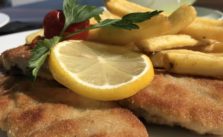 Schnitzel Wiener Art mit Bratkartoffeln