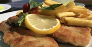 Schnitzel Wiener Art mit Bratkartoffeln