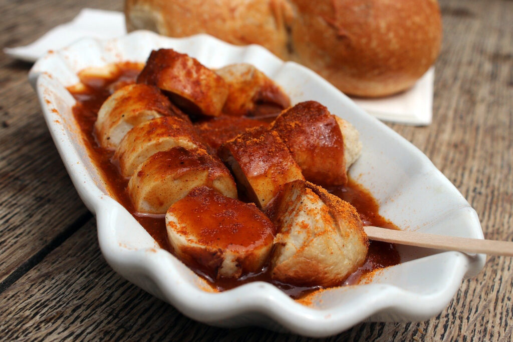 Currywurst mit Brötchen